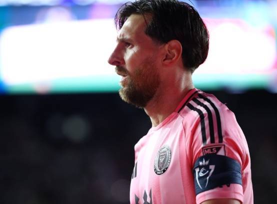 巴萨新闻观看——梅西在阿迪达斯的新广告中给拉明·亚马尔“写了一封信”