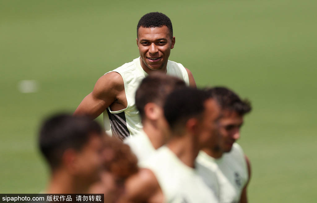 世俱杯半决赛：皇马能否助力17岁新星夺金球奖？