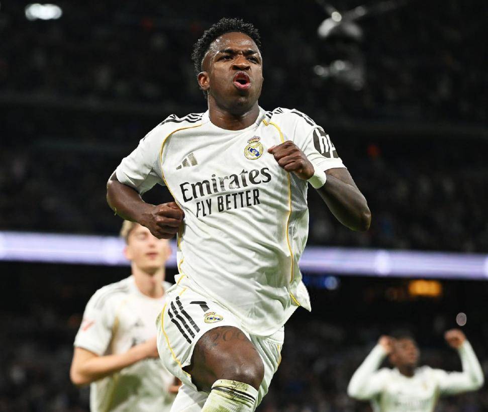 西甲领头羊易主！维尼修斯双响，皇马4-1皇家社会豪取8连胜登顶